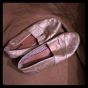 Soda pre-loved gold glitter slip on sneakers.